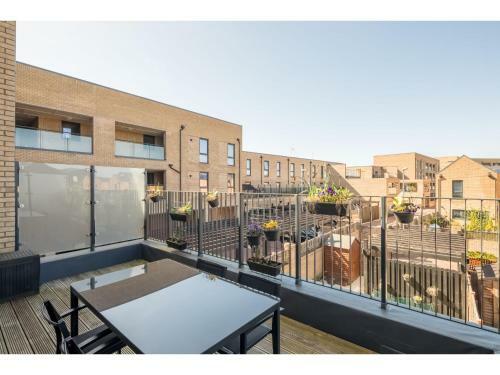 Pass The Keys Modern 2 Bed Property With Balcony And Garden