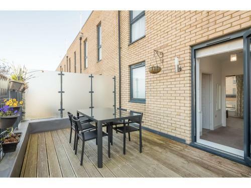 Pass The Keys Modern 2 Bed Property With Balcony And Garden
