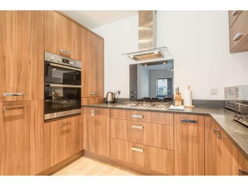 Pass The Keys Modern 2 Bed Property With Balcony And Garden