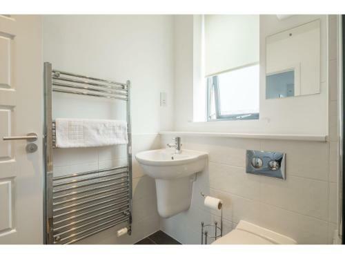 Pass The Keys Modern 2 Bed Property With Balcony And Garden