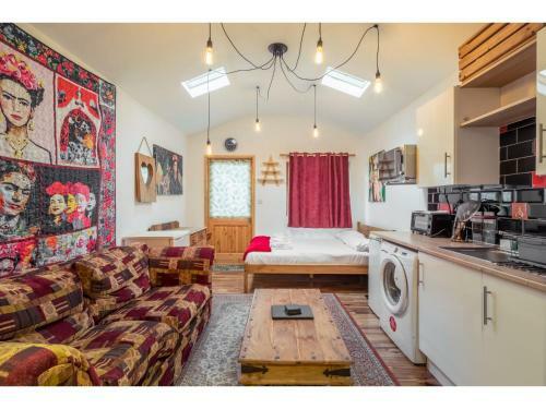 Hostal Pass The Keys Quirky Cabin In Cambridge