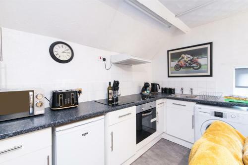 *beautiful Apartment*free Gated Parking* Fast Wifi