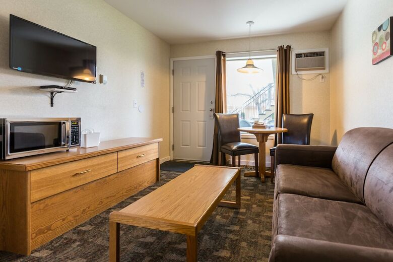 Oasis Inn (formerly Known As Chinook And Oasis Motel)