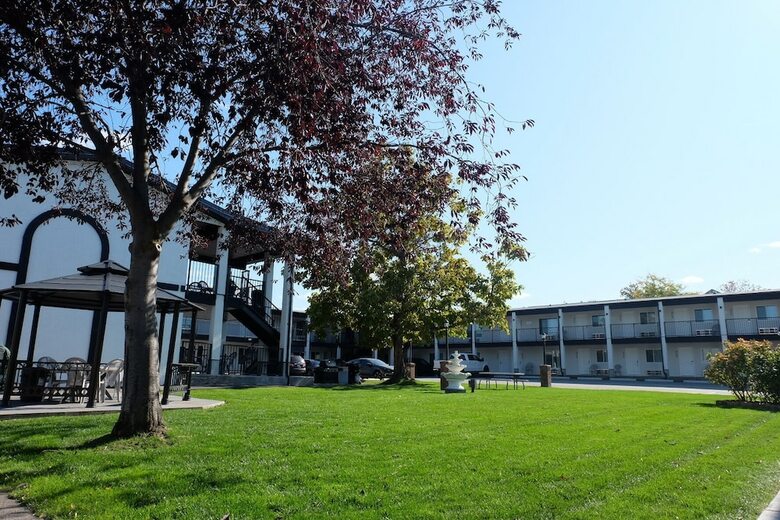 Oasis Inn (formerly Known As Chinook And Oasis Motel)
