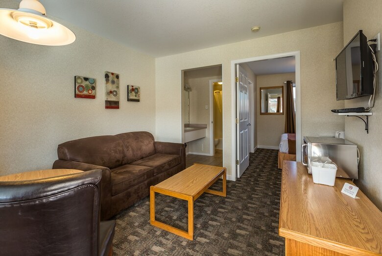Oasis Inn (formerly Known As Chinook And Oasis Motel)