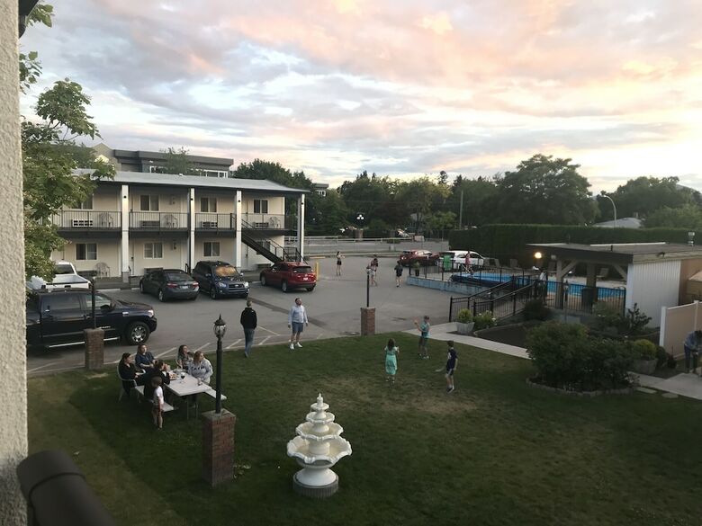 Oasis Inn (formerly Known As Chinook And Oasis Motel)