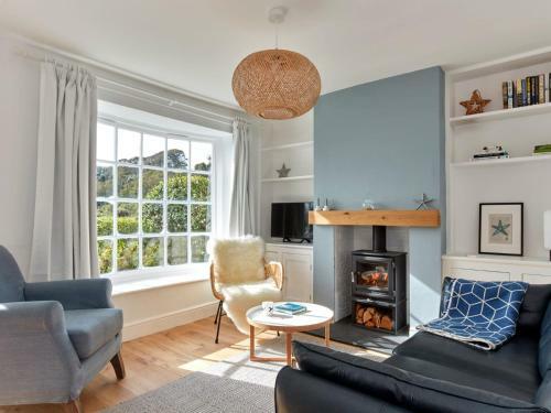 A Cool Coastal Retreat On Kingsdown Beach - The White House