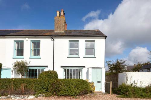 A Cool Coastal Retreat On Kingsdown Beach - The White House