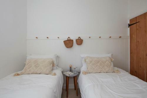 A Cool Coastal Retreat On Kingsdown Beach - The White House