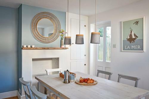 A Cool Coastal Retreat On Kingsdown Beach - The White House