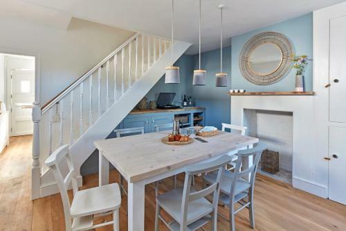 A Cool Coastal Retreat On Kingsdown Beach - The White House