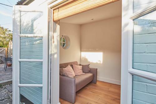 A Cool Coastal Retreat On Kingsdown Beach - The White House