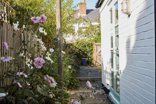 A Cool Coastal Retreat On Kingsdown Beach - The White House