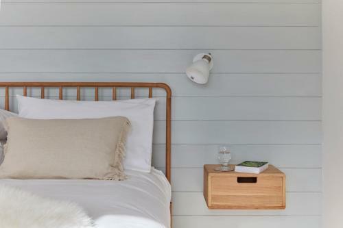 A Cool Coastal Retreat On Kingsdown Beach - The White House