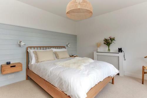 A Cool Coastal Retreat On Kingsdown Beach - The White House