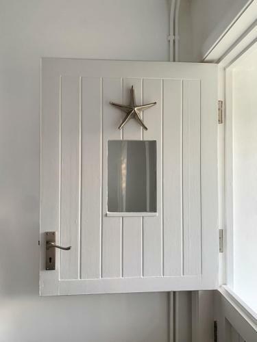 A Cool Coastal Retreat On Kingsdown Beach - The White House