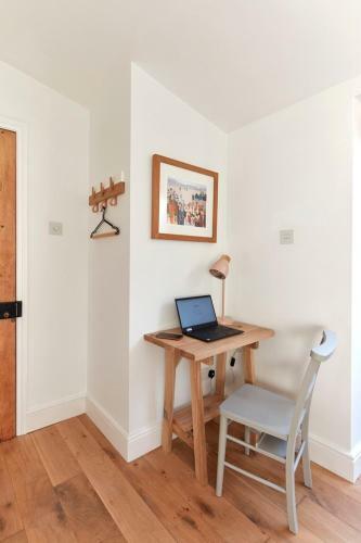 A Cool Coastal Retreat On Kingsdown Beach - The White House