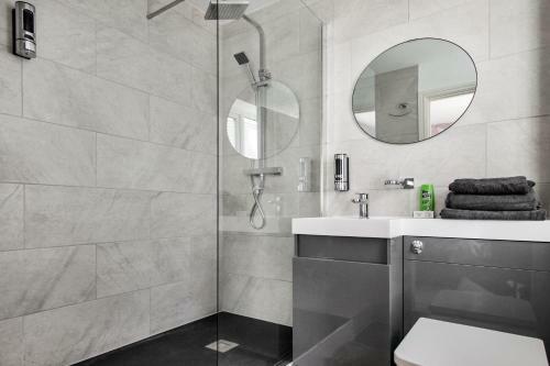 Pink Sapphire Double Room With En-suite & Wifi