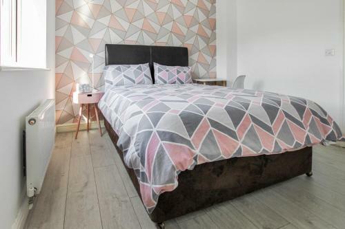 Pink Sapphire Double Room With En-suite & Wifi