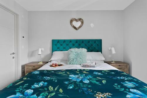 2 de Courcey House - Architect Designed Luxury Apartment With Parking, Central Dartmouth