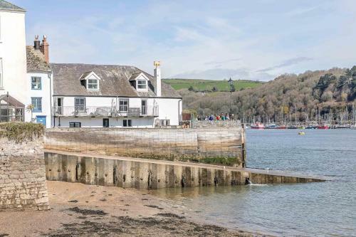 2 de Courcey House - Architect Designed Luxury Apartment With Parking, Central Dartmouth