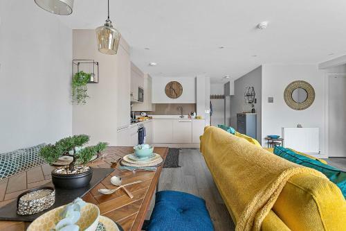 2 de Courcey House - Architect Designed Luxury Apartment With Parking, Central Dartmouth