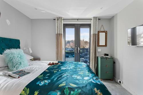 2 de Courcey House - Architect Designed Luxury Apartment With Parking, Central Dartmouth