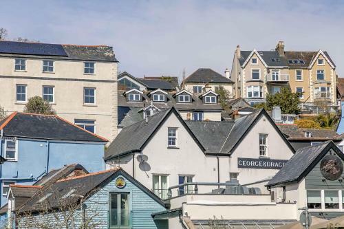 2 de Courcey House - Architect Designed Luxury Apartment With Parking, Central Dartmouth