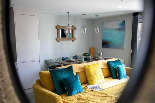 2 de Courcey House - Architect Designed Luxury Apartment With Parking, Central Dartmouth