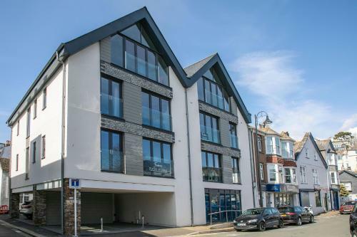 2 de Courcey House - Architect Designed Luxury Apartment With Parking, Central Dartmouth