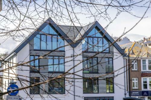 2 de Courcey House - Architect Designed Luxury Apartment With Parking, Central Dartmouth