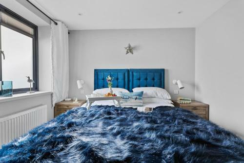 2 de Courcey House - Architect Designed Luxury Apartment With Parking, Central Dartmouth