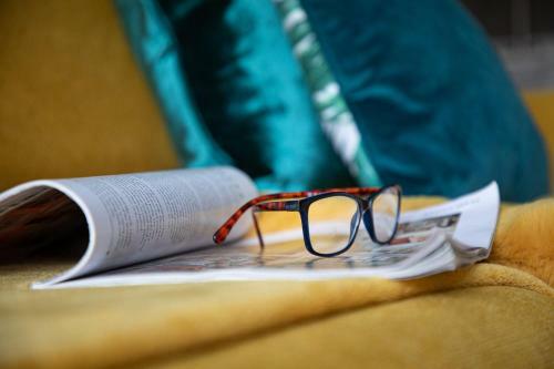 2 de Courcey House - Architect Designed Luxury Apartment With Parking, Central Dartmouth