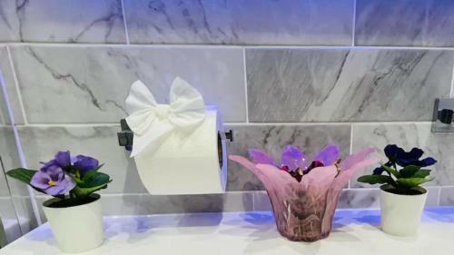 Cheerful 3 Bedroom 2 Bathroom Bungalow By Cozynest