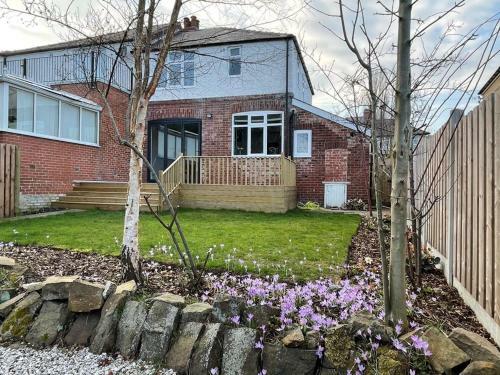 Spacious 3 Bedroom House With Garden And Parking