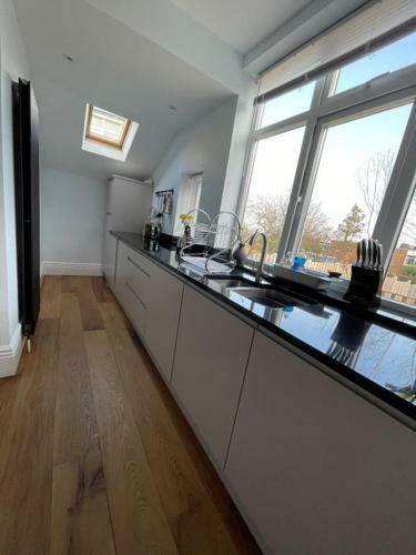 Spacious 3 Bedroom House With Garden And Parking