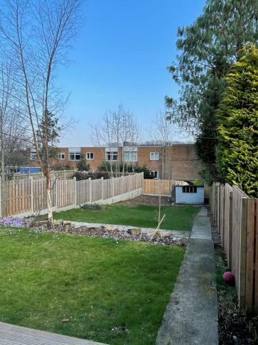 Spacious 3 Bedroom House With Garden And Parking
