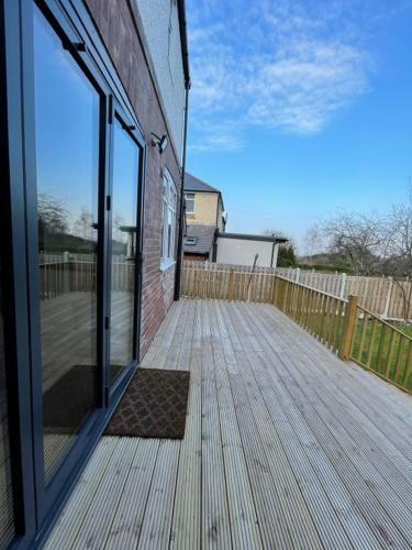 Spacious 3 Bedroom House With Garden And Parking