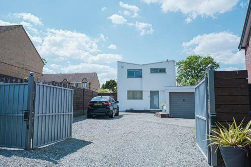 Modern Private Gated Luxury Home Getaway