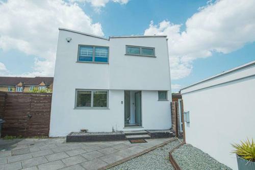 Modern Private Gated Luxury Home Getaway