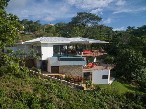 Luxurious 5 Bed 45 Ba Home With Amazing Ocean Views And Private Beach Access