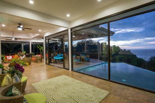 Luxurious 5 Bed 45 Ba Home With Amazing Ocean Views And Private Beach Access