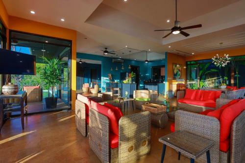 Luxurious 5 Bed 45 Ba Home With Amazing Ocean Views And Private Beach Access
