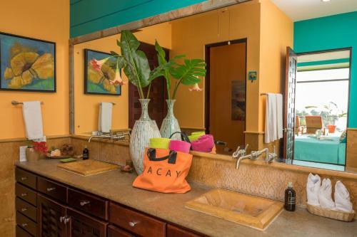 Luxurious 5 Bed 45 Ba Home With Amazing Ocean Views And Private Beach Access