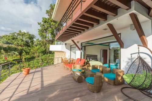 Luxurious 5 Bed 45 Ba Home With Amazing Ocean Views And Private Beach Access
