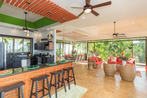 Luxurious 5 Bed 45 Ba Home With Amazing Ocean Views And Private Beach Access
