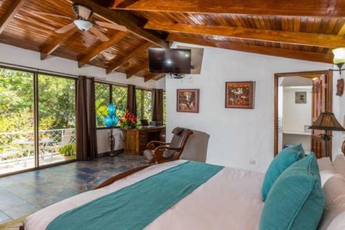 Villa Arturo! 3 Brm, Ocean, Mountain And Town View