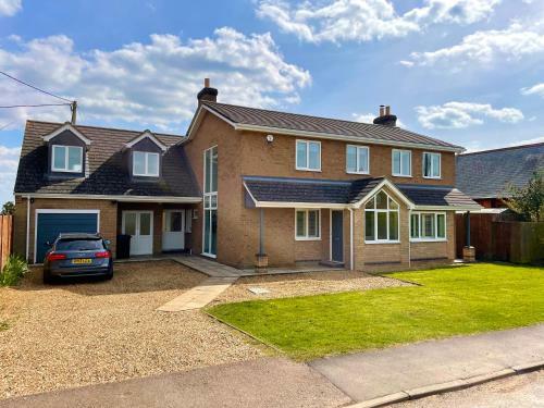 Exeuctive Detached Home With Plenlty Of Room