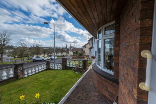 Spacious 4 Bedroom Home - 5 Min Walk To Town