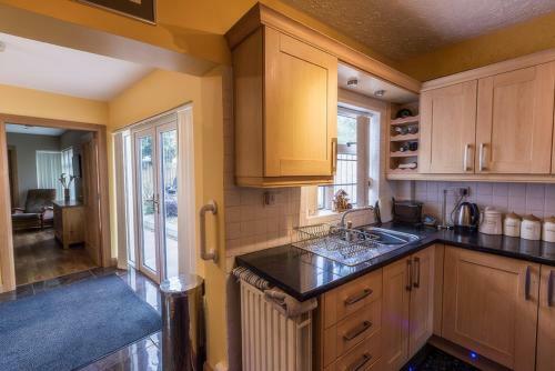 Spacious 4 Bedroom Home - 5 Min Walk To Town